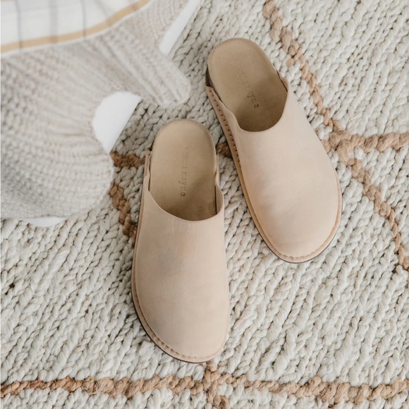 Jenni Kayne | Oiled Leather Moc Clog in Natural 39 - Picture 2 of 12